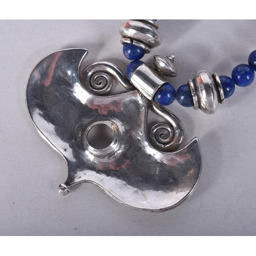 927 - A MIDDLE EASTERN SILVER AND LAPIS LAZULI NECKLACE. 86 grams. 48 cm long.