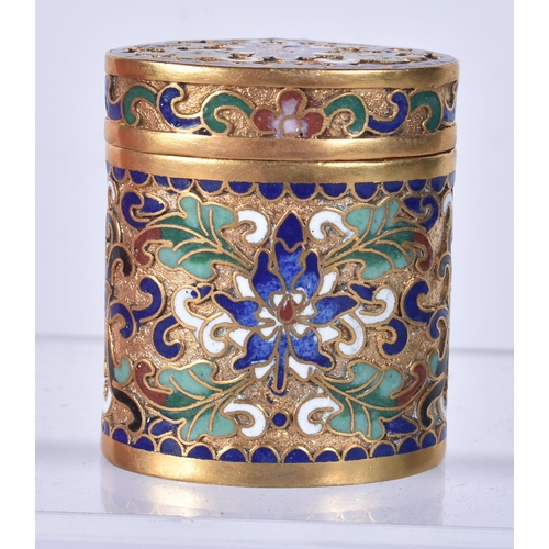 929 - A CHINESE CLOISONNE ENAMEL BOX AND COVER. 4.5 cm x 3.5 cm.