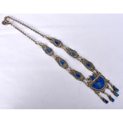 932 - A MIDDLE EASTERN SILVER AND LAPIS LAZULI NECKLACE. 40 grams. 48 cm long.