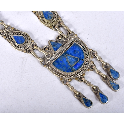 932 - A MIDDLE EASTERN SILVER AND LAPIS LAZULI NECKLACE. 40 grams. 48 cm long.