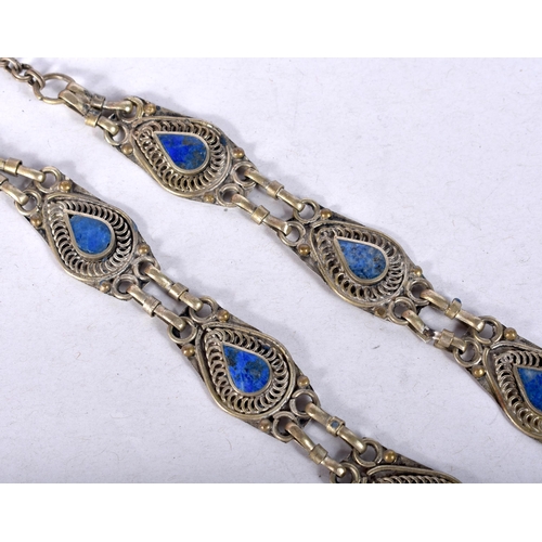 932 - A MIDDLE EASTERN SILVER AND LAPIS LAZULI NECKLACE. 40 grams. 48 cm long.