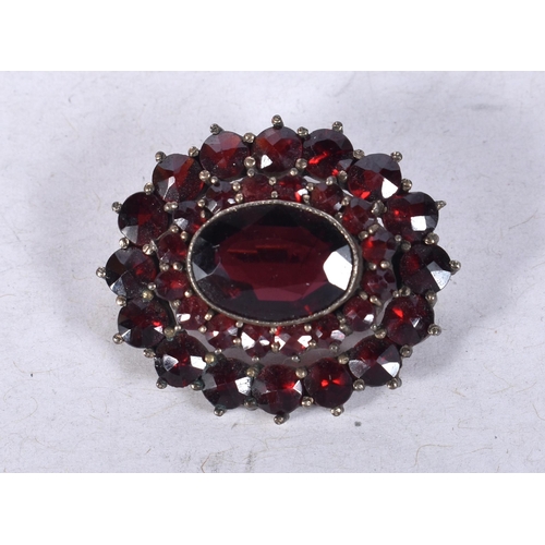 933 - AN ANTIQUE GARNET BROOCH. 6 grams. 2.25 cm x 1.75 cm.