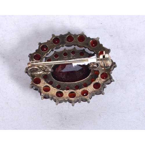 933 - AN ANTIQUE GARNET BROOCH. 6 grams. 2.25 cm x 1.75 cm.