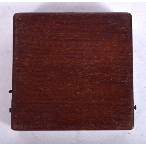 935 - AN ANTIQUE MAHOGANY CASED POCKET COMPASS. 6.5 cm square.