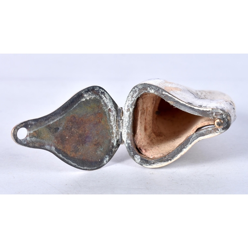 938 - A RARE ANTIQUE CRAB CLAW VESTA CASE. 5 cm x 3.25 cm.