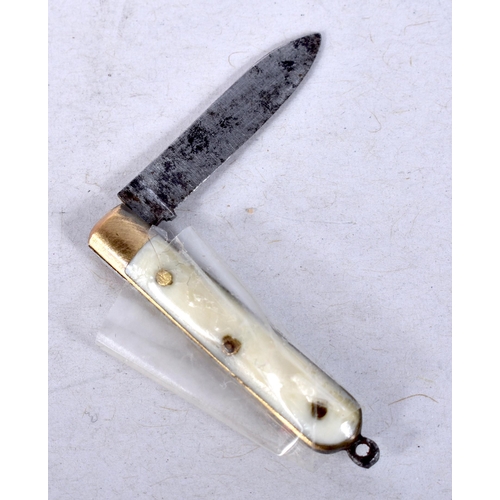 941 - A MINIATURE GEORGE III KNIFE. 5 cm long extended.  BUYERS ARE ADVISED TO CONFIRM SHIPPING ARRANGEMEN... 