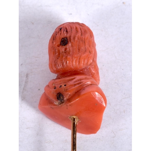 943 - A LOVELY 18TH CENTURY CARVED CORAL AND GOLD STICK PIN. 6 grams. 7.75 cm long.