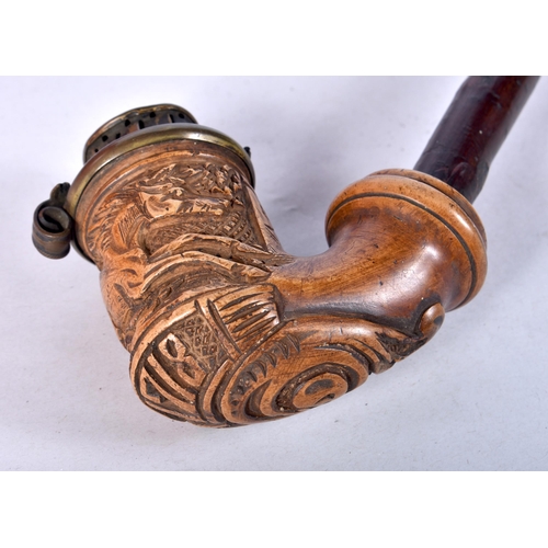 955 - A VERY LARGE ANTIQUE MEERSCHAUM HORSE PIPE. 30 cm long.