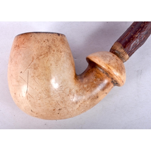 957 - A LARGE ANTIQUE MEERSCHAUM PIPE. 30 cm long.