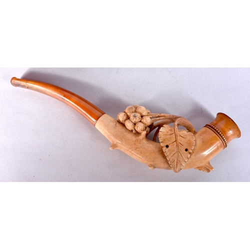 967 - AN ANTIQUE MEERSCHAUM FLOWER PIPE. 21 cm long.