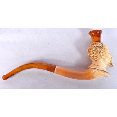 968 - AN ANTIQUE MEERSCHAUM NUBIAN MALE PIPE. 16 cm long.