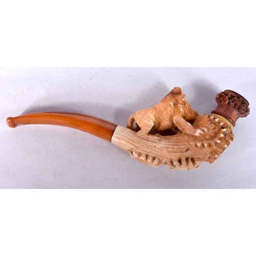 970 - AN ANTIQUE MEERSCHAUM AND AMBER LION PIPE. 15 cm long.