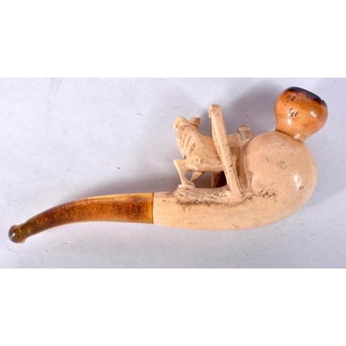 976 - AN ANTIQUE MEERSCHAUM TRAPPED DOG AMBER PIPE. 8 cm long.