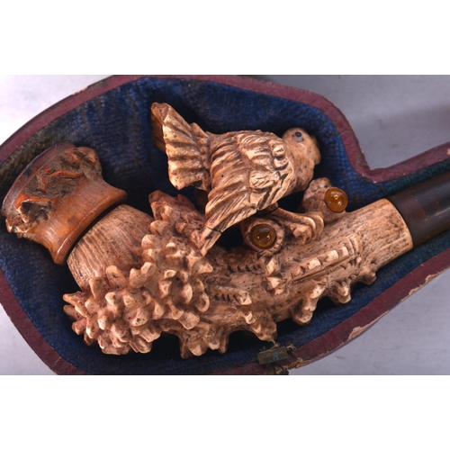 980 - A LARGE ANTIQUE MEERSCHAUM HEN AMBER PIPE. 14 cm long.