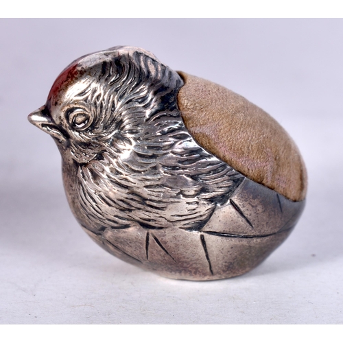 985 - A MINIATURE ANTIQUE SAMSON MORDEN SILVER BIRD PIN CUSHION. 9 grams. 2.25 cm wide.