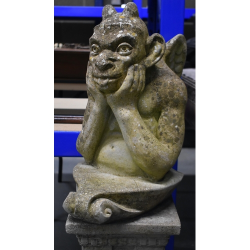 990 - A LOVELY CARVED GARDEN GARGOYLE ON PEDESTAL. 100 cm high.