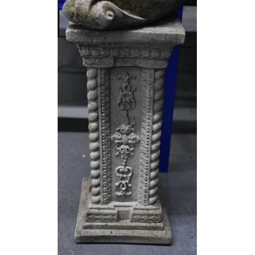 990 - A LOVELY CARVED GARDEN GARGOYLE ON PEDESTAL. 100 cm high.