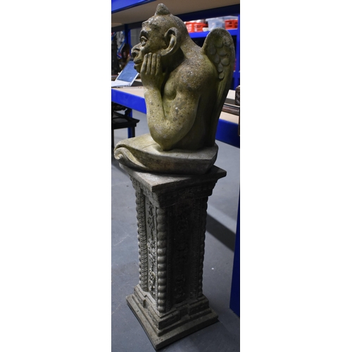 990 - A LOVELY CARVED GARDEN GARGOYLE ON PEDESTAL. 100 cm high.