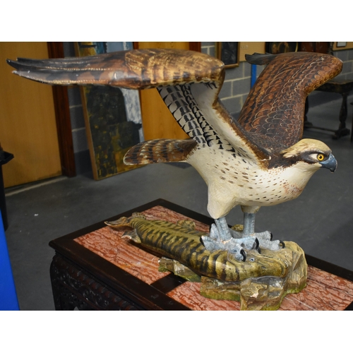 992 - AN UNUSUAL AND LARGE 1980S CARVED WOOD PAINTED STUDY OF A HAWK by Howard Carter C1982. 60 cm x 75 cm... 