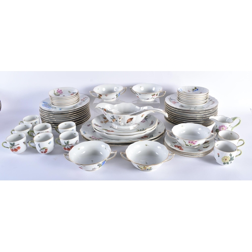 21 - AN EXTENSIVE HUNGARIAN PORCELAIN DINNER SERVICE. (qty)