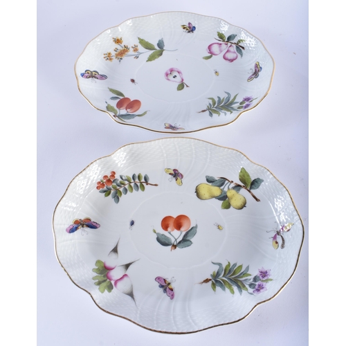 21 - AN EXTENSIVE HUNGARIAN PORCELAIN DINNER SERVICE. (qty)