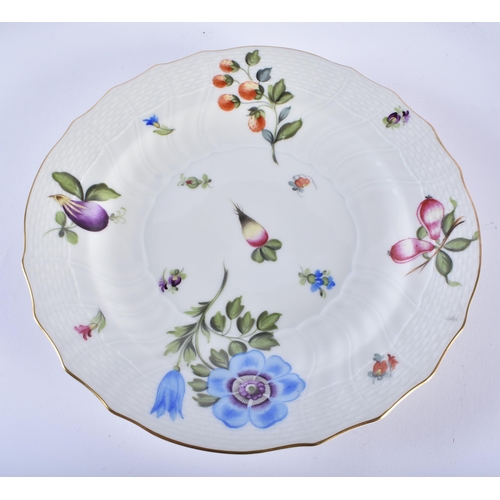 21 - AN EXTENSIVE HUNGARIAN PORCELAIN DINNER SERVICE. (qty)