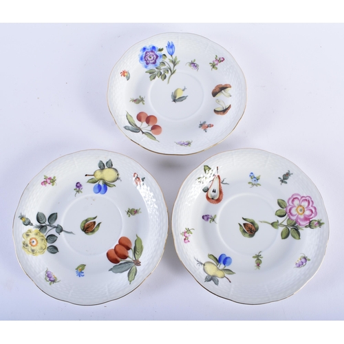 21 - AN EXTENSIVE HUNGARIAN PORCELAIN DINNER SERVICE. (qty)