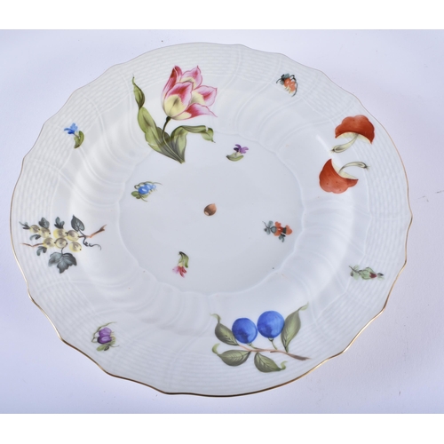 21 - AN EXTENSIVE HUNGARIAN PORCELAIN DINNER SERVICE. (qty)