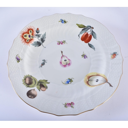 21 - AN EXTENSIVE HUNGARIAN PORCELAIN DINNER SERVICE. (qty)