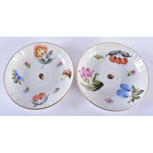 21 - AN EXTENSIVE HUNGARIAN PORCELAIN DINNER SERVICE. (qty)