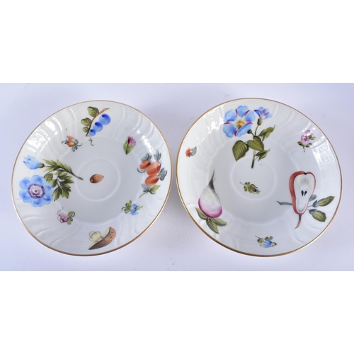 21 - AN EXTENSIVE HUNGARIAN PORCELAIN DINNER SERVICE. (qty)