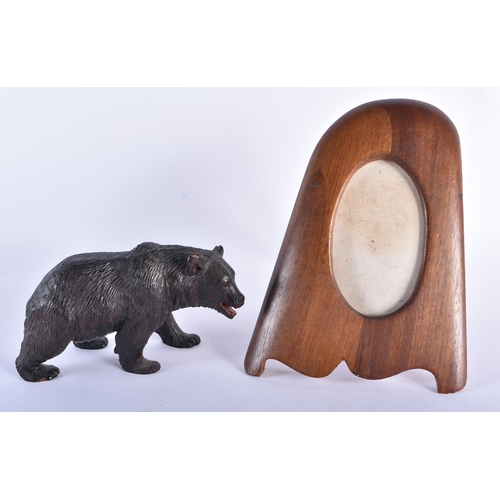 30 - AN ANTIQUE BAVARIAN BLACK FOREST BEAR together with a aeroplane propellor frame. Largest 24 cm x 12 ... 