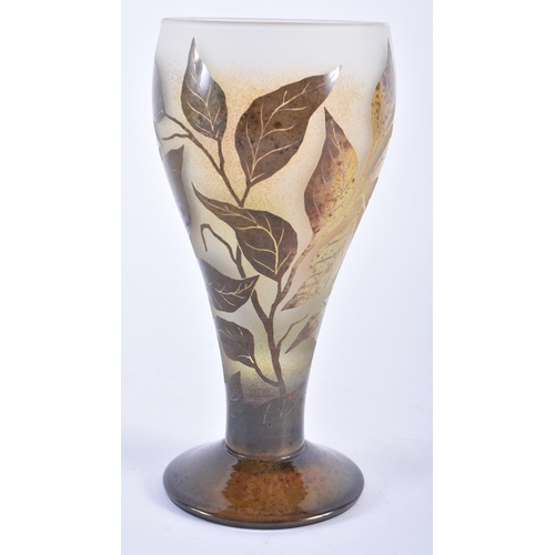 590 - A STYLISH ACID ETCHED CAMEO TYPE GLASS VASE by Miroslaw Stankiewicz. 18.5 cm high.