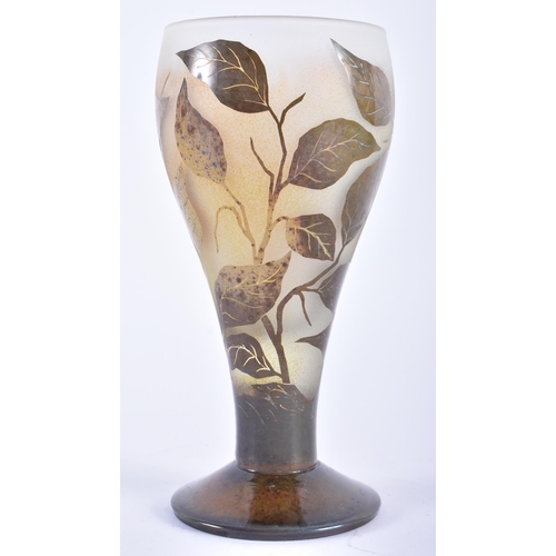 590 - A STYLISH ACID ETCHED CAMEO TYPE GLASS VASE by Miroslaw Stankiewicz. 18.5 cm high.