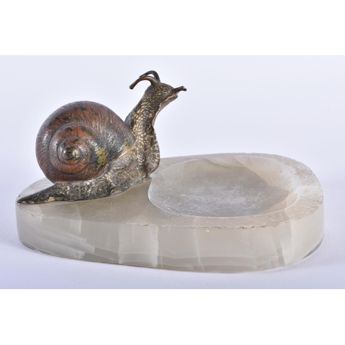 6 - A RARE EARLY 20TH CENTURY AUSTRIAN COLD PAINTED BRONZE AND ONYX ASHTRAY mounted with a roaming snail... 