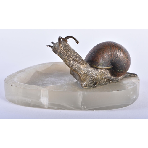 6 - A RARE EARLY 20TH CENTURY AUSTRIAN COLD PAINTED BRONZE AND ONYX ASHTRAY mounted with a roaming snail... 