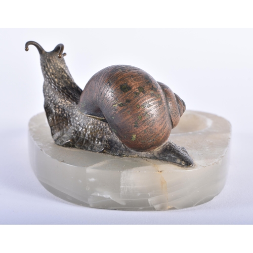 6 - A RARE EARLY 20TH CENTURY AUSTRIAN COLD PAINTED BRONZE AND ONYX ASHTRAY mounted with a roaming snail... 