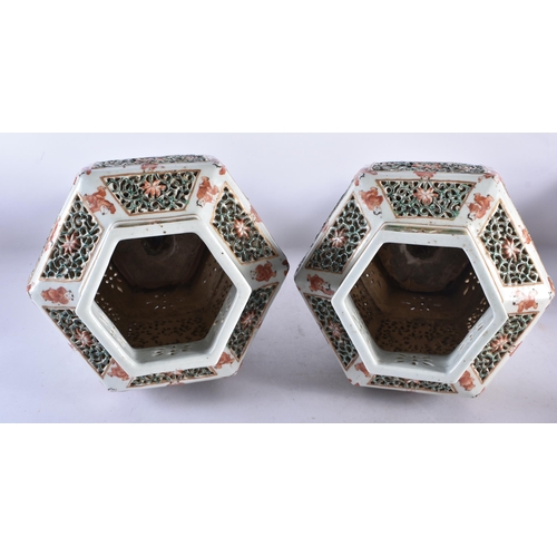 748 - A PAIR OF 19TH CENTURY CHINESE FAMILLE VERTE RETICULATED PORCELAIN LANTERN VASES Kangxi style. 38 cm... 