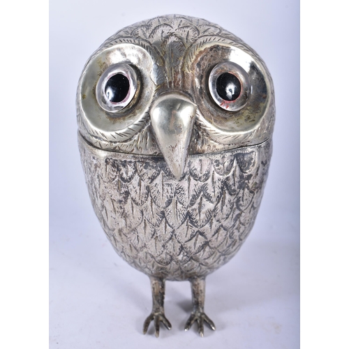 752 - AN EARLY 20TH CENTURY CONTINENTAL WHITE METAL OWL TEA CADDY AND COVER with glass eyes. 438 grams. 17... 