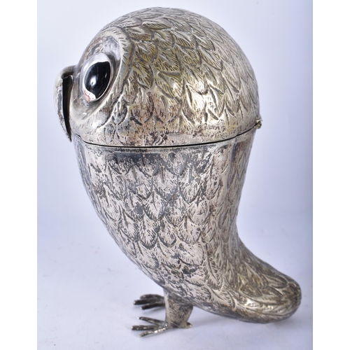 752 - AN EARLY 20TH CENTURY CONTINENTAL WHITE METAL OWL TEA CADDY AND COVER with glass eyes. 438 grams. 17... 