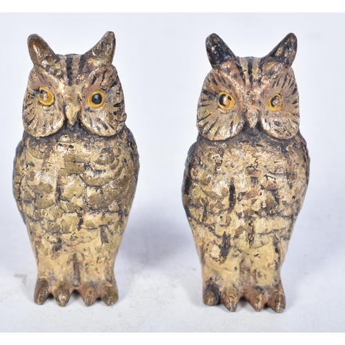 1907 - 2 x Vintage Novelty Owl Cold Painted Bronze Animal Sculptures (174g). 5 cm x 2.25 cm. (2)