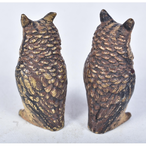 1907 - 2 x Vintage Novelty Owl Cold Painted Bronze Animal Sculptures (174g). 5 cm x 2.25 cm. (2)