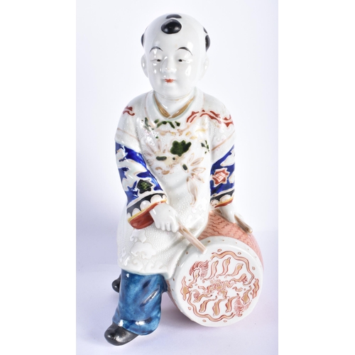 2017 - A 19TH CENTURY JAPANESE MEIJI PERIOD AO KUTANI PORCELAIN FIGURE OF A DRUMMER. 25 cm high.