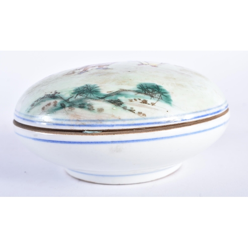 2191 - A CHINESE FAMILLE ROSE PORCELAIN BOX AND COVER 20th Century. 12.5 cm diameter.