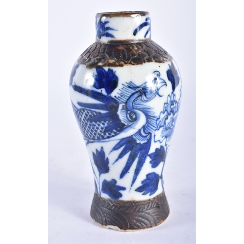 2192 - A 19TH CENTURY CHINESE BLUE AND WHITE CRACKLE GLAZE VASE Qing. 14 cm high.