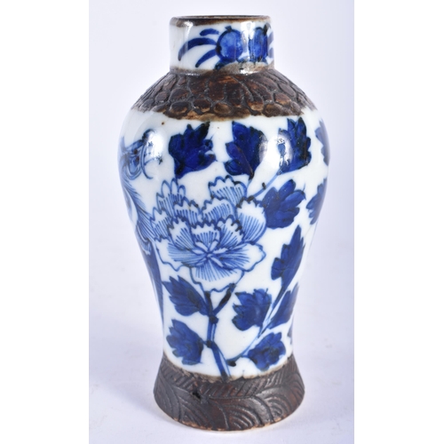 2192 - A 19TH CENTURY CHINESE BLUE AND WHITE CRACKLE GLAZE VASE Qing. 14 cm high.