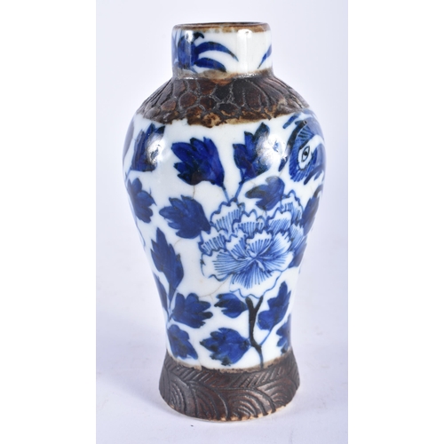 2192 - A 19TH CENTURY CHINESE BLUE AND WHITE CRACKLE GLAZE VASE Qing. 14 cm high.