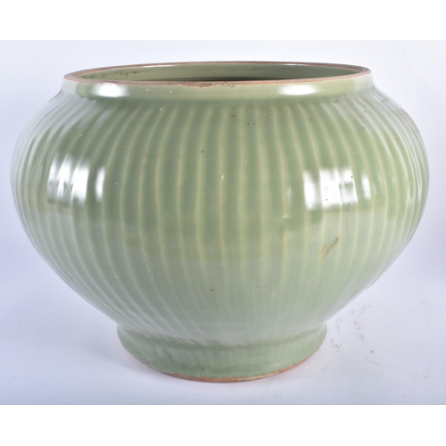 2208 - A LARGE CHINESE QING DYNASTY RIBBED CELADON JAR. 32 cm x 14 cm.