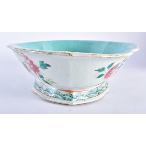 2211 - A LARGE EARLY 20TH CENTURY CHINESE FAMILLE ROSE LOBED BOWL Late Qing/Republic. 28 cm x 22 cm.