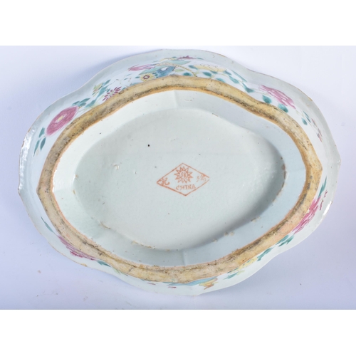 2211 - A LARGE EARLY 20TH CENTURY CHINESE FAMILLE ROSE LOBED BOWL Late Qing/Republic. 28 cm x 22 cm.